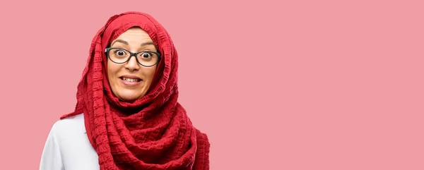 Giovane Araba Donna Indossa Hijab Fiducioso Felice Con Grande Sorriso — Foto Stock