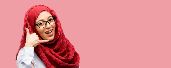 Unga Arabiska Kvinnan Bär Hijab Glad Och Upprymd Gör Visar — Stockfoto