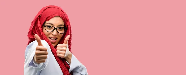 Jovem Árabe Mulher Vestindo Hijab Ficar Feliz Positivo Com Polegares — Fotografia de Stock