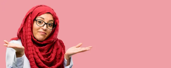 戴面纱的年轻阿拉伯妇女怀疑表达 迷惑和惊奇概念 不确定的未来 — 图库照片