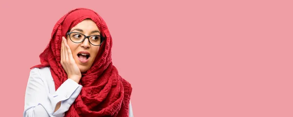 Junge Arabische Frau Trägt Hijab Glücklich Und Zuversichtlich Zeigt Ein — Stockfoto