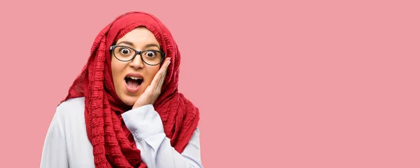 Giovane Araba Donna Indossa Hijab Così Felice Fiducioso Mostrando Grande — Foto Stock