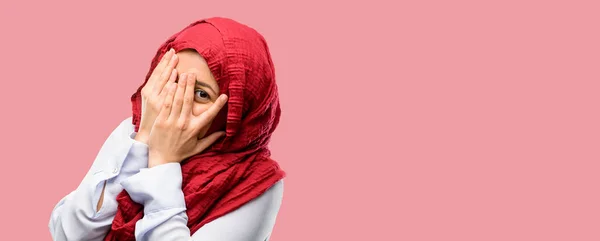 Mulher Árabe Jovem Vestindo Hijab Sorrindo Com Olhar Tímido Espreitando — Fotografia de Stock