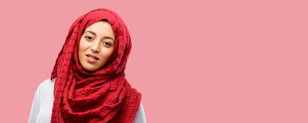 年轻的阿拉伯妇女戴着面纱自信和快乐的一个大的自然微笑笑 — 图库照片
