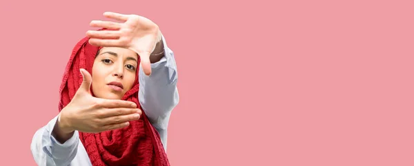 Junge Araberin Hijab Selbstbewusst Und Glücklich Die Hände Vor Die — Stockfoto