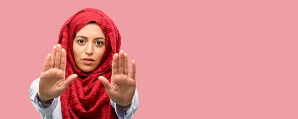 Mujer Árabe Joven Usando Hijab Molesto Con Mala Actitud Haciendo — Foto de Stock