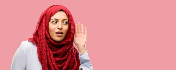 Jovem Árabe Mulher Vestindo Hijab Mão Dada Perto Orelha Tentando — Fotografia de Stock