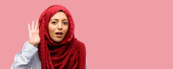 戴头巾的年轻阿拉伯妇女手持手近耳朵试图听有趣的新闻表达沟通的概念和八卦 — 图库照片