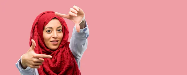 Mujer Árabe Joven Usando Hijab Confiado Feliz Mostrando Las Manos — Foto de Stock