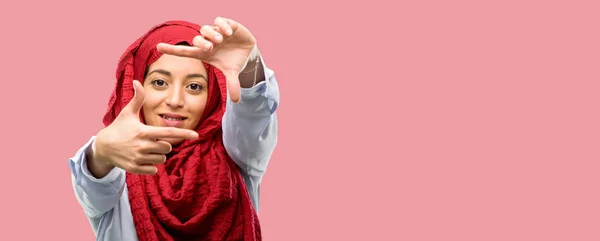 Mujer Árabe Joven Usando Hijab Confiado Feliz Mostrando Las Manos — Foto de Stock