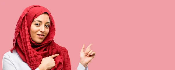Αραβικά Γυναίκα Φορούσε Μαντίλα Δείχνει Μακριά Πλευρά Δάχτυλό Του — Φωτογραφία Αρχείου