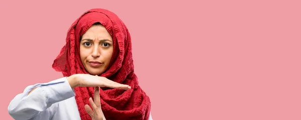 Junge Arabische Frau Trägt Hijab Ernst Macht Eine Auszeit Geste — Stockfoto