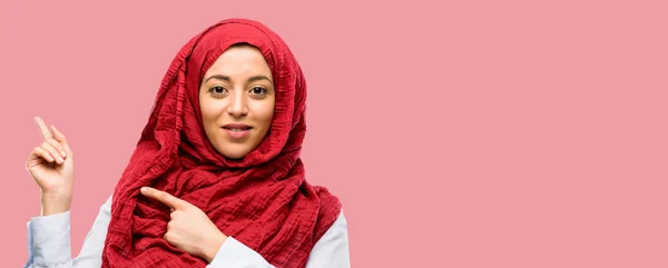 Young Arab Woman Wearing Hijab Pointing Away Side His Finger — Stock Photo, Image