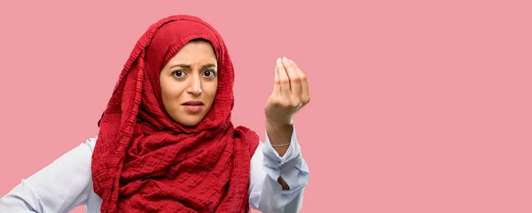 Молодая Арабская Женщина Хиджабе Сердится Жестом Типичный Итальянский Жест Рукой — стоковое фото