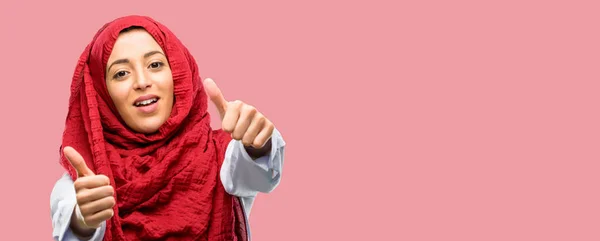 Young Arab Woman Wearing Hijab Stand Happy Positive Thumbs Approving — Stock Photo, Image