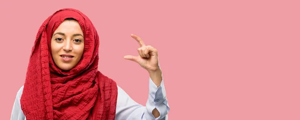 Junge Arabische Frau Trägt Hijab Und Hält Etwas Sehr Winziges — Stockfoto