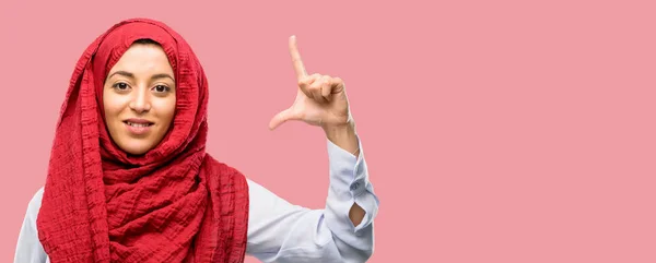 Αραβικά Γυναίκα Φοράει Μαντίλα Κρατώντας Κάτι Πολύ Μικρό Μέγεθος Έννοια — Φωτογραφία Αρχείου
