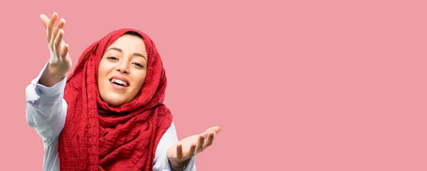 Mujer Árabe Joven Usando Hijab Confiado Feliz Con Una Gran —  Fotos de Stock