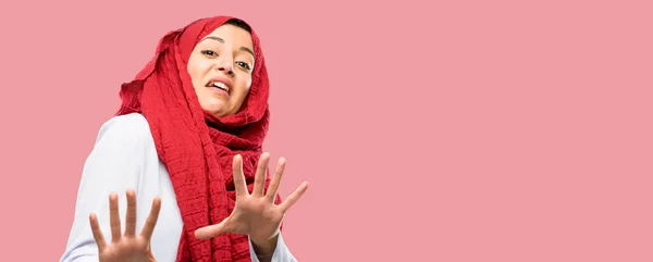 Молодая Арабская Женщина Носящая Хиджаб Отвратительна Сердита Держа Руки Стоп — стоковое фото