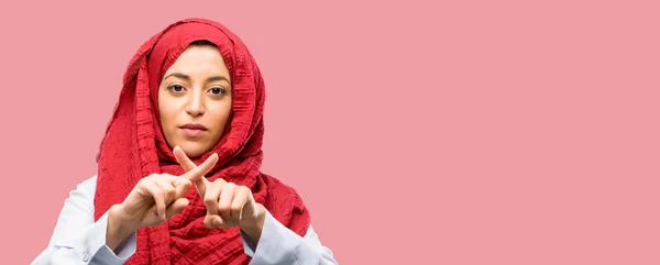 Hayır Güvenlik Savunma Veya Kısıtlama Belki Iterek Ifade Hijab Giyen — Stok fotoğraf