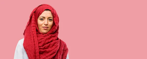 Unga Arabiska Kvinnan Bära Hijab Irriterad Med Dålig Inställning Att — Stockfoto