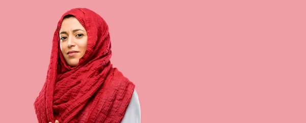 戴头巾的年轻阿拉伯妇女对不良态度感到恼火 用手停止手势 表示安全 防守或限制 也许推 — 图库照片