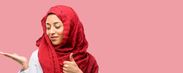 Jonge Arabische Vrouw Het Dragen Van Hijab Duim Omhoog Houdt — Stockfoto