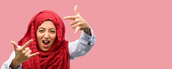 Junge Arabische Frau Trägt Hijab Und Macht Rock Symbol Mit — Stockfoto