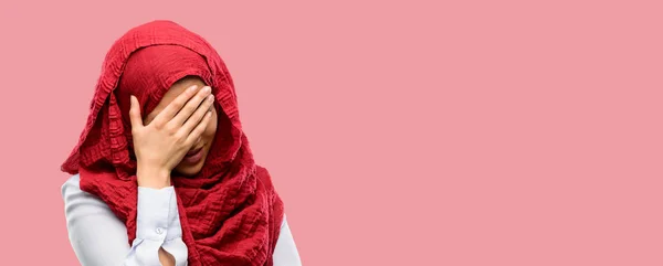 Hijab Stresli Tutma Eller Baş Yorgun Sinirli Giyen Genç Arap — Stok fotoğraf