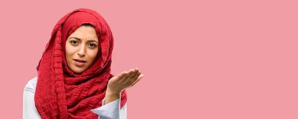 Mujer Árabe Joven Usando Hijab Irritado Enojado Expresando Emoción Negativa —  Fotos de Stock