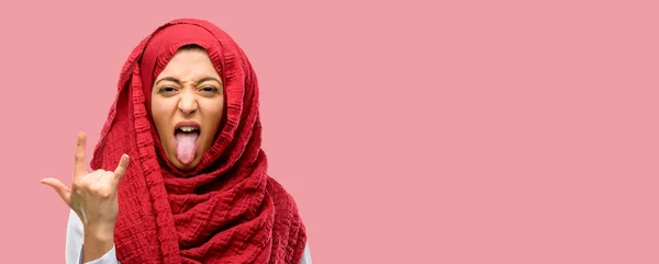 Jovem Árabe Mulher Vestindo Hijab Fazendo Símbolo Rocha Com Mãos — Fotografia de Stock