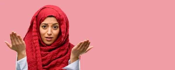 Mujer Árabe Joven Usando Hijab Irritado Enojado Expresando Emoción Negativa —  Fotos de Stock