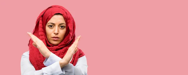 戴头巾的年轻阿拉伯妇女恼怒与坏态度做停止标志交叉手 表示安全 防御或制约 — 图库照片
