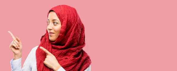 Jovem Árabe Mulher Vestindo Hijab Apontando Para Lado Com Dedos — Fotografia de Stock