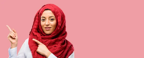 Молода Арабська Жінка Хіджабі Вказує Збоку Пальцями — стокове фото