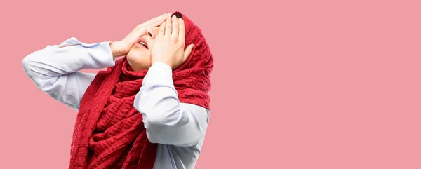 Jonge Arabische Vrouw Het Dragen Van Hijab Stressvolle Houden Handen — Stockfoto