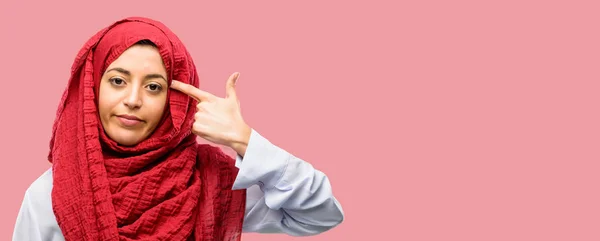 Hijab을 여자는 제스처를 만들기 손으로 — 스톡 사진