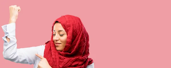 Mujer Árabe Joven Usando Hijab Apuntando Bíceps Expresando Fuerza Concepto — Foto de Stock