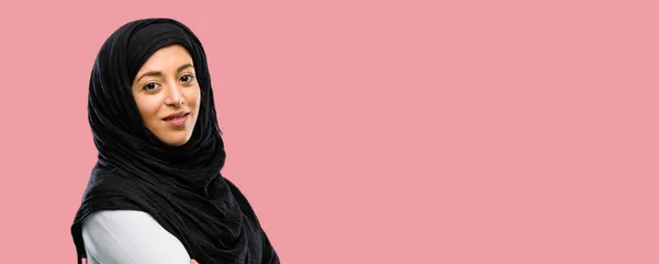 年轻的阿拉伯妇女戴着头巾与交叉双臂自信和快乐的一个大的自然微笑笑 — 图库照片