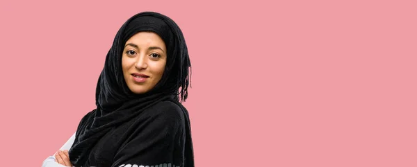 Junge Arabische Frau Trägt Hijab Mit Verschränkten Armen Selbstbewusst Und — Stockfoto