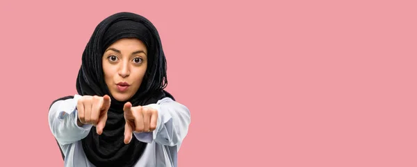 Mujer Árabe Joven Con Hijab Apuntando Frente Con Dedo — Foto de Stock