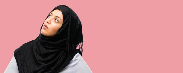 Unga Arabiska Kvinnan Bära Hijab Självsäker Och Glad Med Ett — Stockfoto