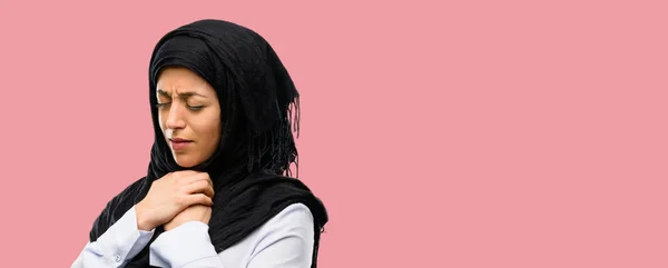 Jovem Árabe Mulher Vestindo Hijab Chorando Deprimido Cheio Tristeza Expressando — Fotografia de Stock