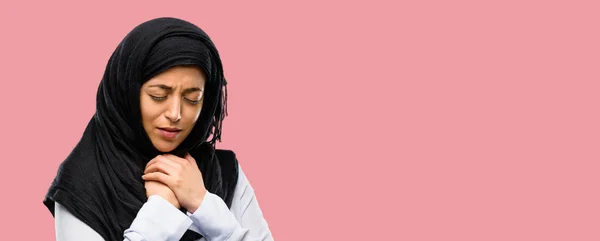 Młoda Kobieta Arabska Noszenie Hidżabu Płacz Pełen Depresji Smutek Smutny — Zdjęcie stockowe