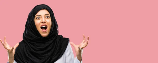 Młoda Kobieta Arabska Noszenie Hidżabu Przerażony Nerwowy Wyrażając Lęk Panic — Zdjęcie stockowe