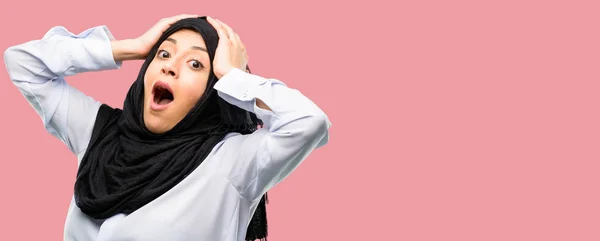 Genç Arap Kadın Giyiyor Hijab Stresli Tutmak Ellerinde Kafa Panik — Stok fotoğraf