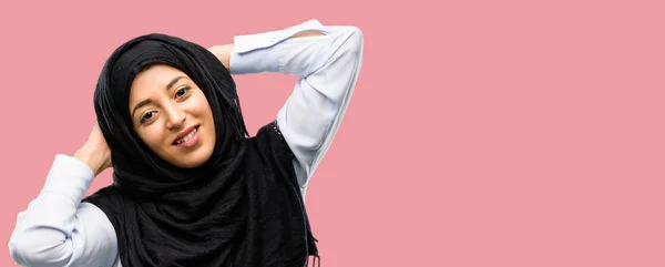 年轻的阿拉伯妇女戴着面纱自信和快乐的一个大的自然微笑笑 — 图库照片