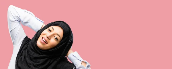 Unga Arabiska Kvinnan Bära Hijab Självsäker Och Glad Med Ett — Stockfoto