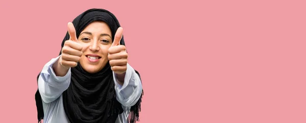 Wanita Muda Arab Mengenakan Jilbab Tersenyum Lebar Menunjukkan Jempol Arah — Stok Foto