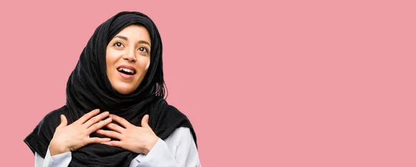 年轻的阿拉伯妇女戴着头巾有迷人的笑容牵手的心想表达爱和同情 — 图库照片